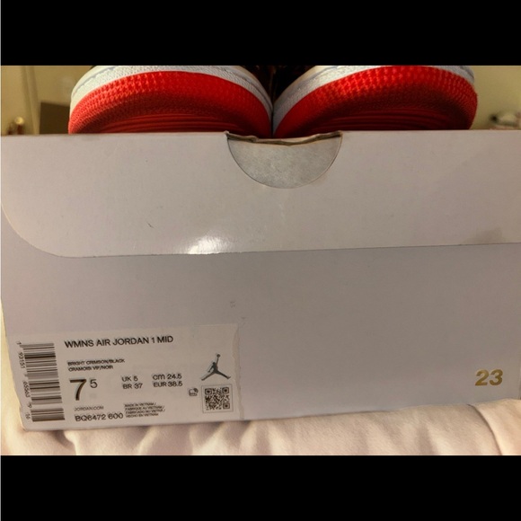 Nike Air Jordan 1 MIDs - Picture 4 of 4